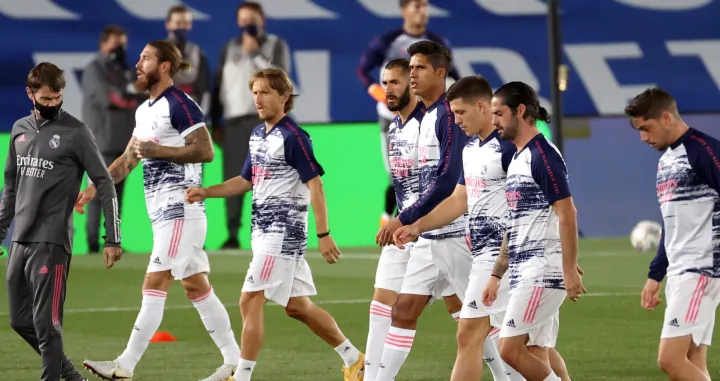 epa08709903 Real Madrid's players (L-R); Sergio Ramos, Luka Modric, Karim Benzema, Raphael Varane, Luka Jovic, Isco Alarcon and Fede Valverde; warm up before the Spanish LaLiga Santander match between Real Madrid and Real Valladolid at Alfredo Di Stefano stadium in Madrid, Spain, 30 September 2020. EPA/JuanJo Martin