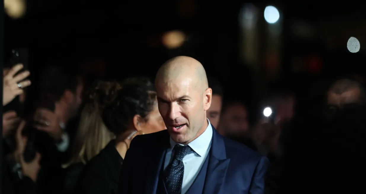 epa10249279 Former soccer player Zinedine Zidane arrives for the Ballon d'Or ceremony in Paris, France, 17 October 2022. For the first time the Ballon d'Or, presented by the magazine France Football, will be awarded to the best players of the 2021-22 season instead of the calendar year. EPA/Mohammed Badra