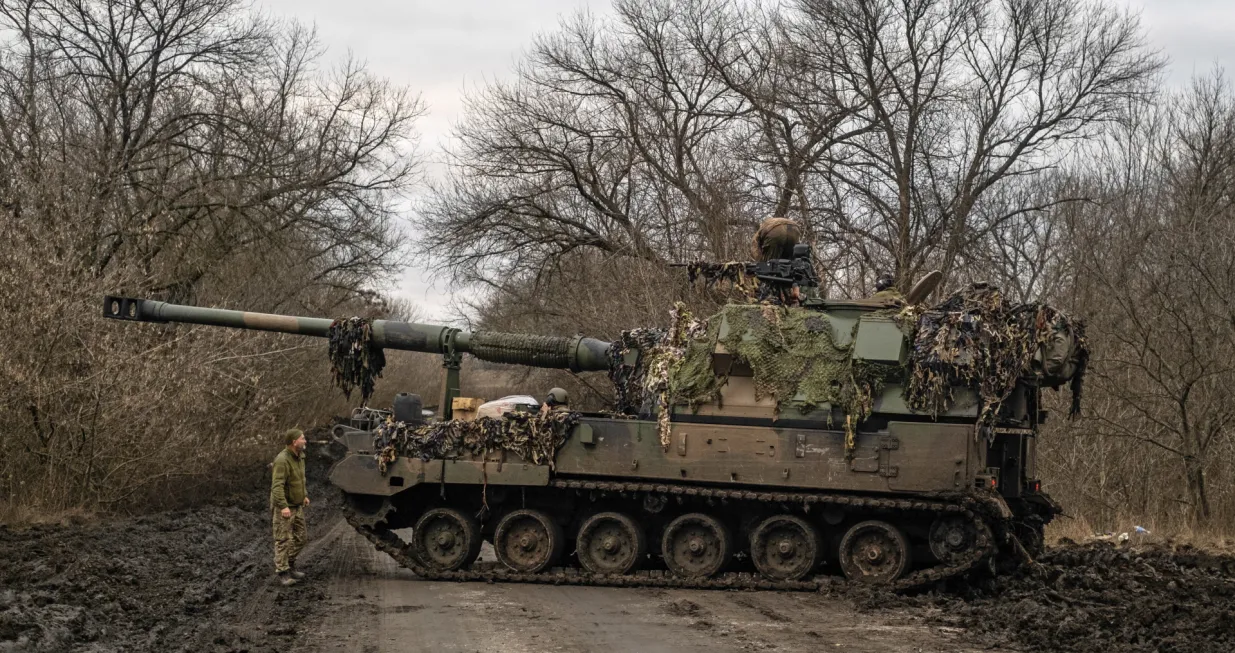 epa10390836 Ukrainian forces operate with a self-propelled tracked gun-howitzer 'Krab' at a front line near the city of Bakhmut, Donetsk area, Ukraine, 04 January 2023 (issued 05 January 2023). Heavy fighting is taking place in the region. Russian troops entered Ukraine on 24 February 2022 starting a conflict that has provoked destruction and a humanitarian crisis. EPA/GEORGE IVANCHENKO/George Ivanchenko