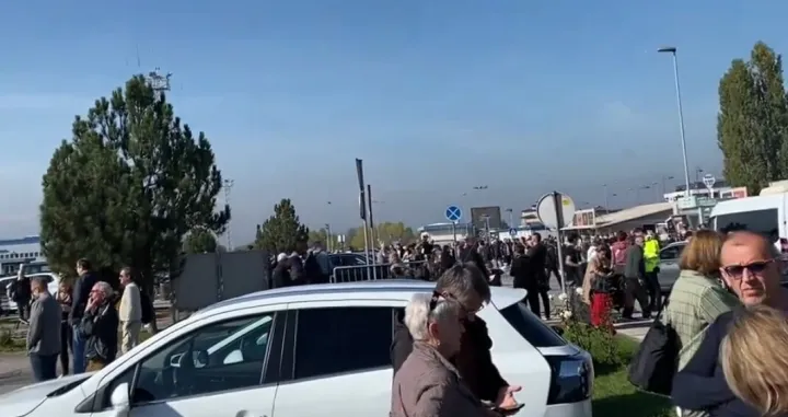 Dojava o bombi na sarajevskom aerodromu, evakuacija ljudi, Međunarodni aerodrom Sarajevo/PrtSc/