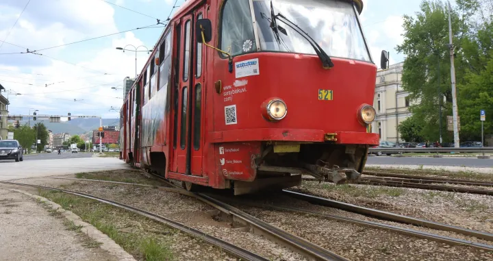Danas poslijepodne došlo je do saobraćajne nesreće na Marijin Dvoru u kojoj su učestvovali tramvaj i automobil/