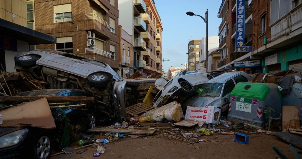 Najmanje 95 ljudi izgubilo je život od posljedica poplava i bujica u istočnim i južnim regijama Španije u protekla dva dana, a potraga za nestalim osobama se nastavlja/Anadolija