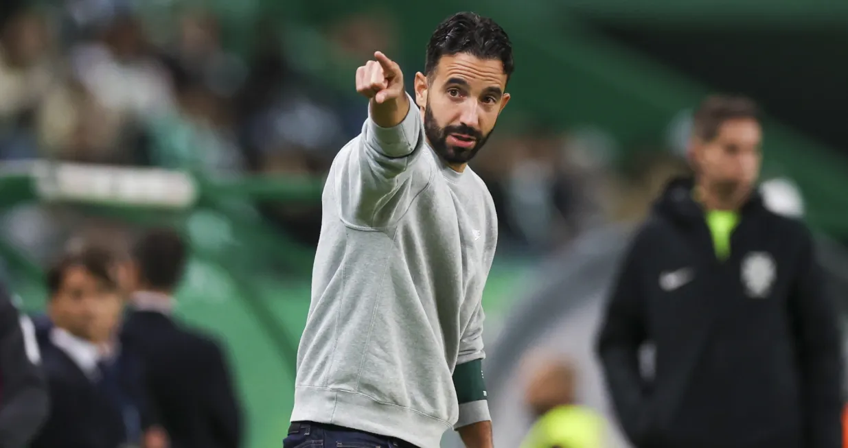 epa10289029 Sporting's head coach Ruben Amorim reacts during the Portuguese First League soccer match between Sporting CP and Vitoria Guimaraes in Lisbon, Portugal, 05 November 2022. EPA/JOSE SENA GOULAO