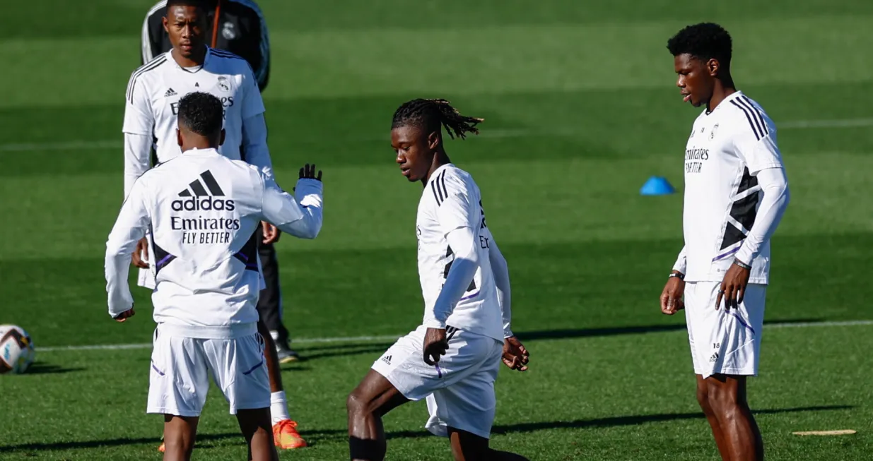 epa10289855 Real Madrid's French midfielders Eduardo Camavinga (2nd-R) and Aurelien Tchouameni (R) participate in their team's training session at the club's sports premises in Valdebebas, near Madrid, central Spain, on 06 November. Real Madrid is to face Rayo Vallecano in a LaLiga Primera Division match on 07 November. EPA/Rodrigo Jimenez