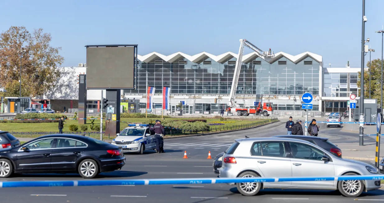 02.11.2024., Novi Sad, Srbija - Dan nakon tragedije na kolodvoru u Novom Sadu ljud pale svijece oprastajuci se od tragicno poginulih koji su stradali prillikom pada nadstresnice. Photo: Borna Jaksic/PIXSELL/Borna Jaksic/pixsell