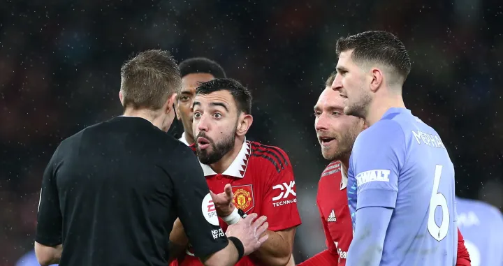 epa10387867 Bruno Fernandes of Manchester United speaks to referee Michael Salisbury during the English Premier League soccer match between Manchester United and AFC Bournemouth, in Manchester, Britain, 03 January 2023. EPA/ADAM VAUGHAN EDITORIAL USE ONLY. No use with unauthorized audio, video, data, fixture lists, club/league logos or 'live' services. Online in-match use limited to 120 images, no video emulation. No use in betting, games or single club/league/player publications.