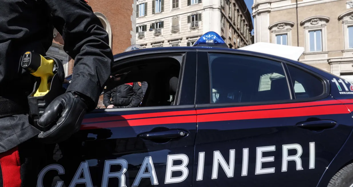 epa09823962 An Italian Carabinieri officer poses with a Taser electroshock weapon, in Rome, Italy, 14 March 2022. Crews of the State Police, Carabinieri and Guardia di Finanza will be allowed to use electric pulse weapons from 14 March on in 14 metropolitan cities and the provincial capitals of Caserta, Brindisi, Reggio Emilia and Padu. EPA/GIUSEPPE LAMI/Giuseppe Lami