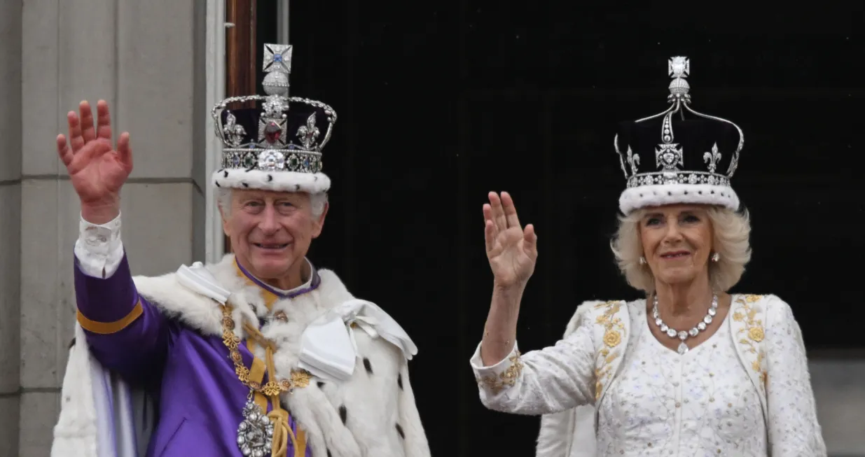 Novokrunisani kralj Charles III i kraljica Camilla pojavili su se u subotu na balkonu Buckinghamske palate u Londonu sa ostalim članovima kraljevske porodice nakon ceremonije krunisanja. Tokom pojavljivanja na balkonu sa Charlesom i Camillom bili su i William, princ od Walesa, Kate, princeza od Walesa i Edward, vojvoda od Edinburga. (Alex Juarez - Anadolu Agency)/�