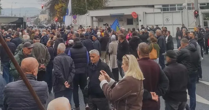 Pred OHR-om se okupilo nekoliko stotina učesnika/