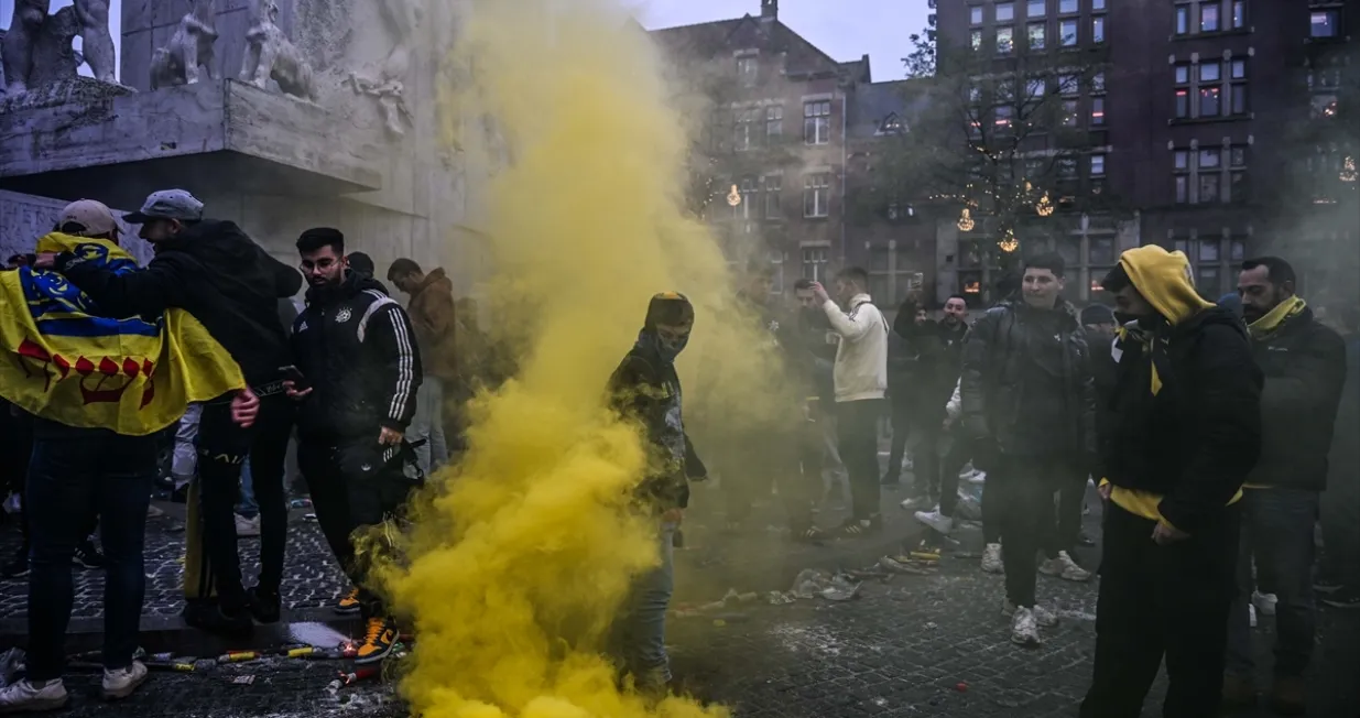 Haotične scene vladale su kasno u četvrtak u Amsterdamu kada su pristalice izraelskog fudbalskog kluba Maccabi Tel Aviv izazvale nasilje na ulicama nizozemskog grada, skidajući palestinske zastave na privatnom posjedu i uzvikujući zapaljive slogane, pri čemu je najmanje deset osoba uhapšeno