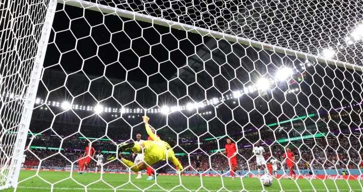 epa10334561 South Korean goalkeeper Kim Seung-gyu concedes a goal from Mohammed Kudus of Ghana during the FIFA World Cup 2022 group H soccer match between South Korea and Ghana at Education City Stadium in Doha, Qatar, 28 November 2022. EPA/YONHAP SOUTH KOREA OUT