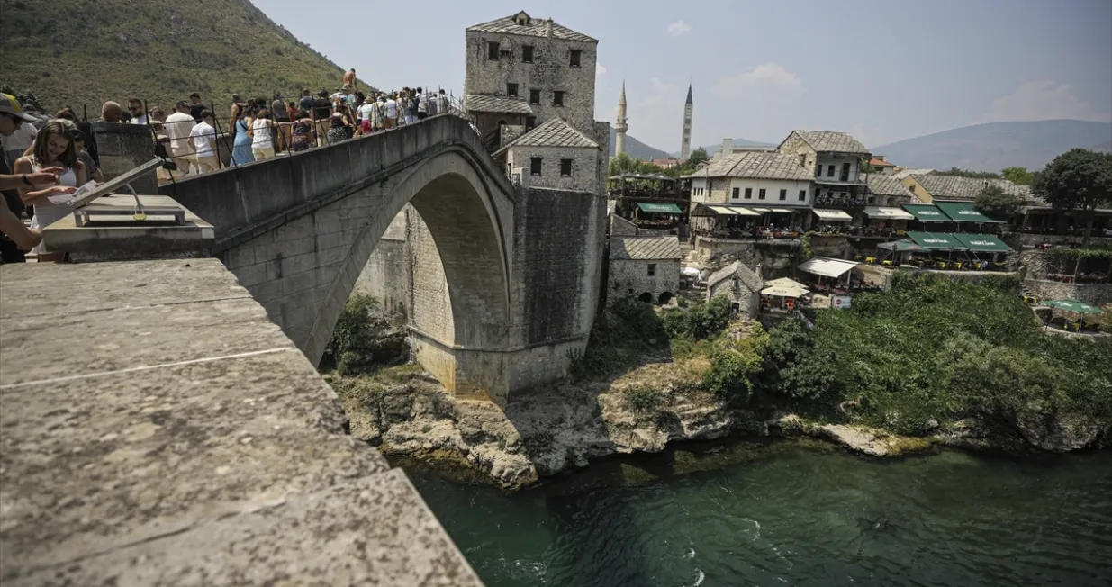 Mostar ljeto, Stari most, turisti/Anadolija/