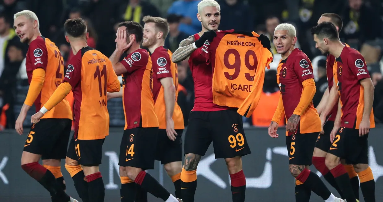 epa10396169 Mauro Icardi (C) of Galatasaray celebrates with teammates after scoring the 3-0 lead during the Turkish Super League soccer derby match between Fenerbahce and Galatasaray in Istanbul, Turkey, 08 January 2023. EPA/ERDEM SAHIN