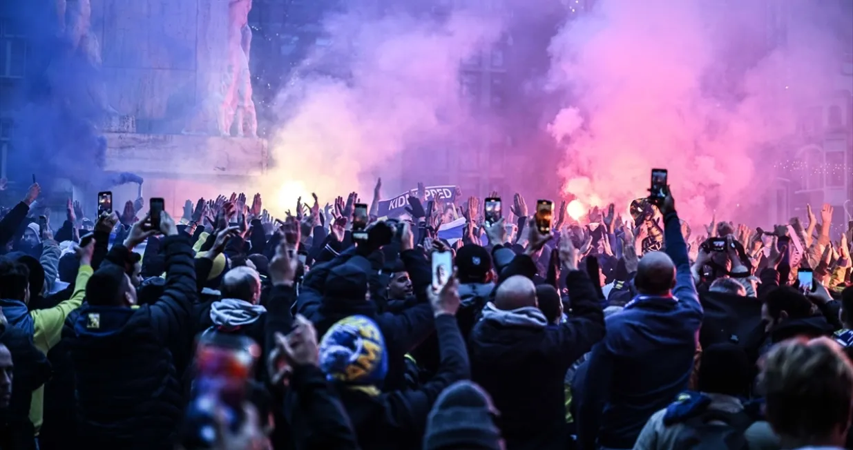 Haotične scene vladale su kasno u četvrtak u Amsterdamu kada su pristalice izraelskog fudbalskog kluba Maccabi Tel Aviv izazvale nasilje na ulicama nizozemskog grada, skidajući palestinske zastave na privatnom posjedu i uzvikujući zapaljive slogane, pri čemu je najmanje deset osoba uhapšeno/Anadolija