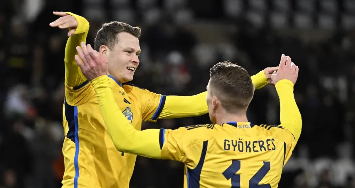 epa10315157 Swedens' Viktor Claesson (L) celebrates with Viktor Gyokeres after scoring the 2-0 lead during the International friendly soccer match Sweden vs Algeria at Eleda Stadium in Malmo, Sweden, 19 November 2022. EPA/Johan Nilsson/TT SWEDEN OUT