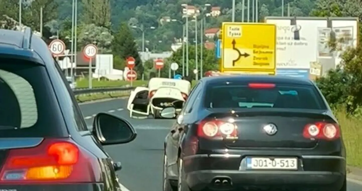 Saobraćajna nesreća, ulaz u Tuzlu, automobil na krovu/Tuzlanski.ba/