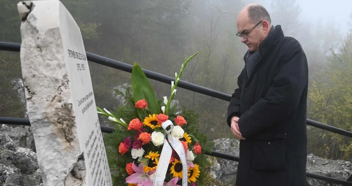 Schmidt je istakao da je na svima odgovornost da se obavežu kako će graditi budućnost u kojoj se zločini poput onih na Kazanima nikada neće ponoviti/