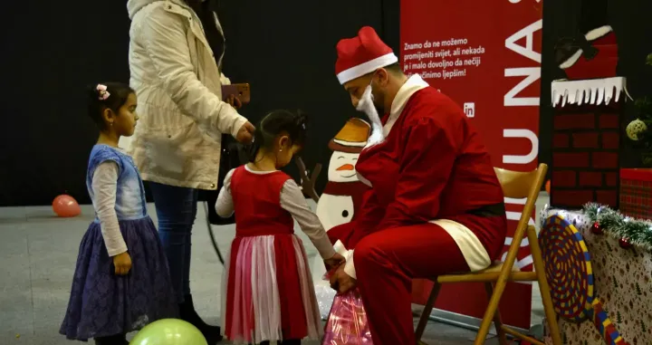 Nijedno dijete bez paketića, novogodišnji paketići za djecu iz porodica slabijeg materijalnog stanja iz BiH, Udruženje Ruku na srce/Ruku Na Srce