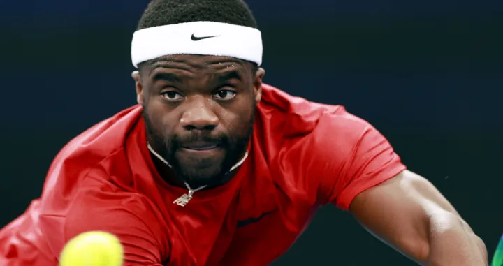 epa10395013 Frances Tiafoe of the USA in action against Lorenzo Musetti of Italy during the 2023 United Cup Final tennis match between Italy and the USA at Ken Rosewall Arena in Sydney, Australia, 08 January 2023. EPA/MARK EVANS NO ARCHIVING, EDITORIAL USE ONLY AUSTRALIA AND NEW ZEALAND OUT