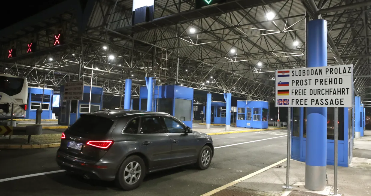 epa10384628 A traveler drives through freely on the border between Croatia and Slovenia at Bregana border cross, Croatia, 01 January 2023. From 01 January 2023 Croatia entered into the Eurozone and Schengen area. EPA/ANTONIO BAT/Antonio Bat