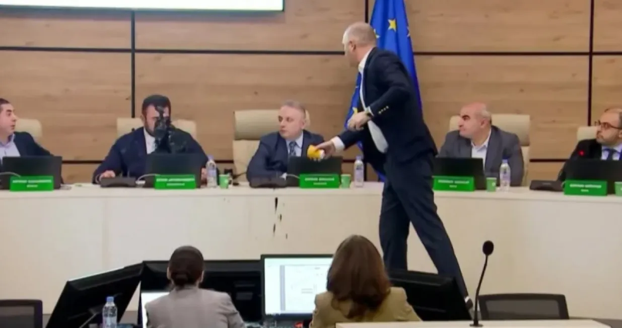 David Kirtadze, gruzijski političar, crna boja, polio šefa izborne komisije, Gruzija/PrtSc/