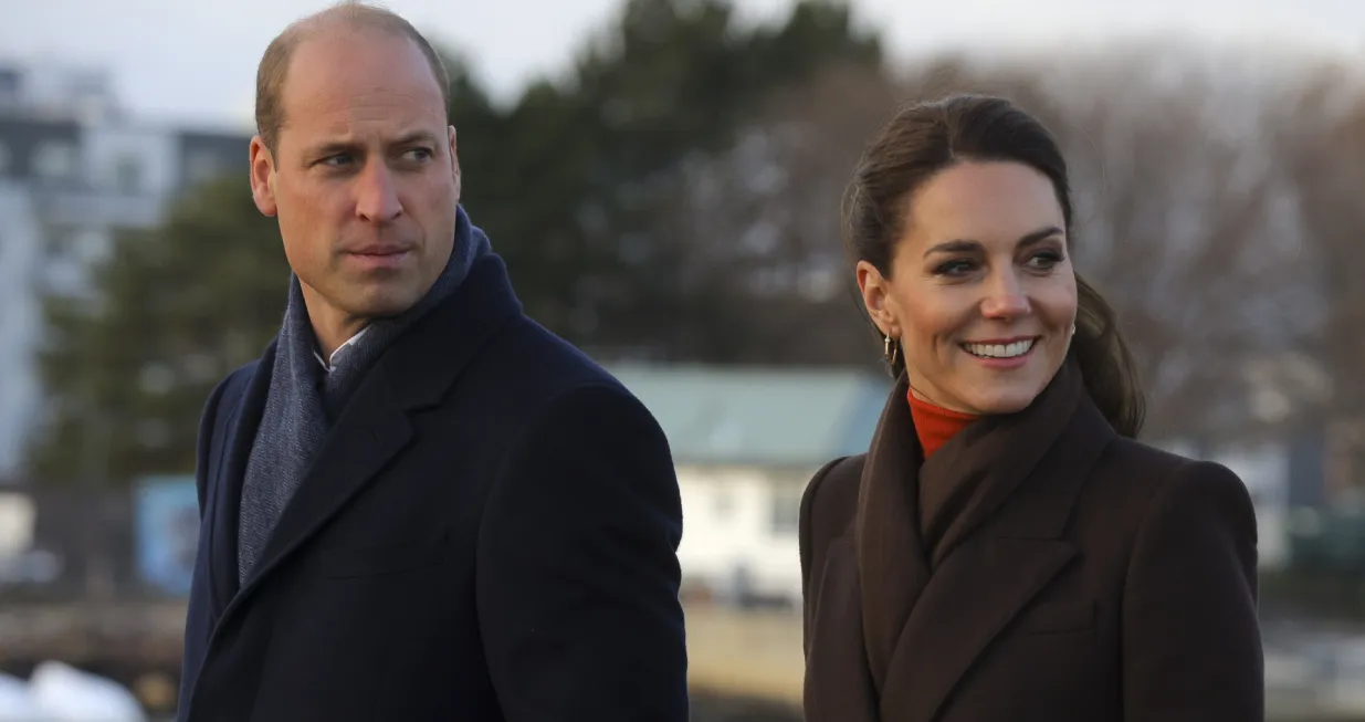 epa10343072 Britain's William, Prince of Wales (L) and Catherine, Princess of Wales (R) visit the Harbour Defenses of Boston, in Boston, Massachusetts, USA, 01 December 2022. The Prince and Princess of Wales will attend the Earthshot Prize Awards Ceremony in Boston on 02 December, according to the Royal Household. EPA/BRIAN SNYDER/POOL/Brian Snyder/Pool