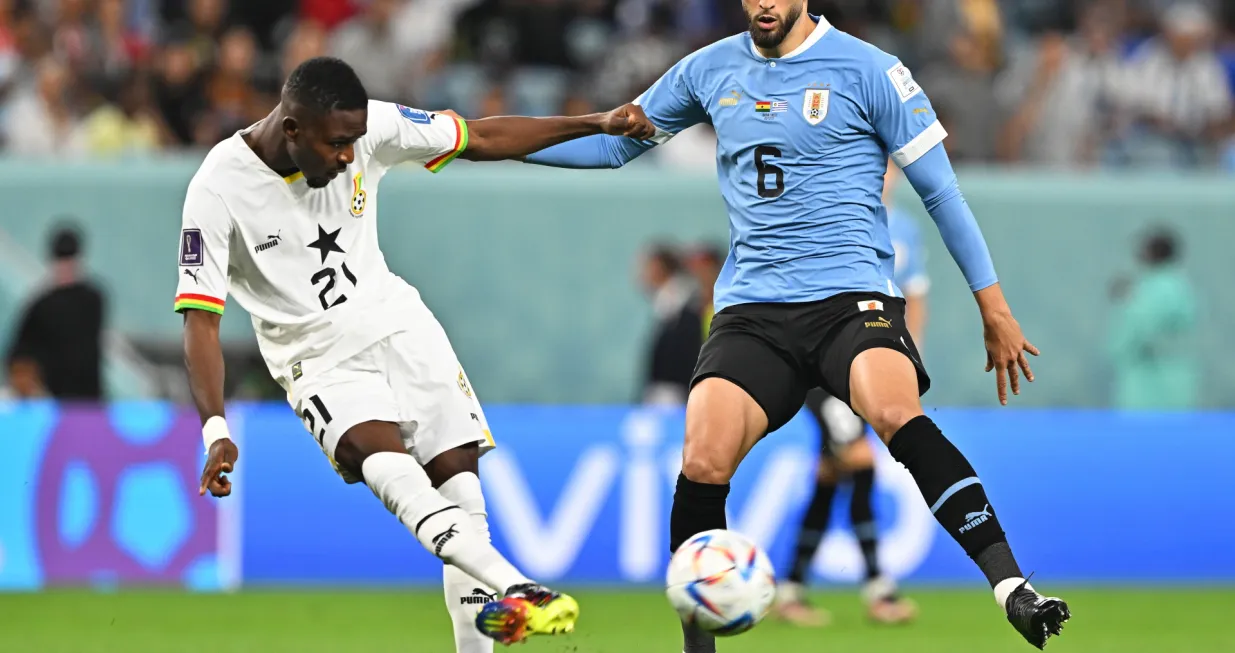 epa10344154 Salis Abdul Samed (L) of Ghana in action against Rodrigo Bentancur (R) of Uruguay during the FIFA World Cup 2022 group H soccer match between Ghana and Uruguay at Al Janoub Stadium in Al Wakrah, Qatar, 02 December 2022. EPA/Noushad Thekkayil