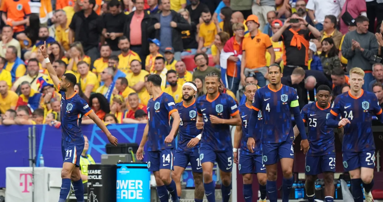 Minhen, NjemaДЌka - 2. jul 2024: Cody Gakpo (11) iz Holandije slavi sa saigraДЌima nakon ЕЎto je postigao gol tokom utakmice osmine finala UEFA EURO 2024 izmeД'u Rumunije i Holandije u Minhenskoj fudbalskoj areni u Minhenu. (Mahmut Serdar AlakuЕџ - Anadolu Agency)