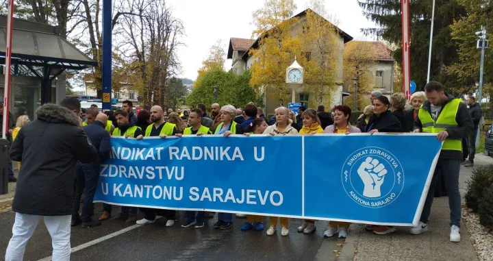 Protest na KCUS-u, radnici, medicinari, Sindikat, minro okupljanje, glavna kapija, KCUS/Damir Deljo/