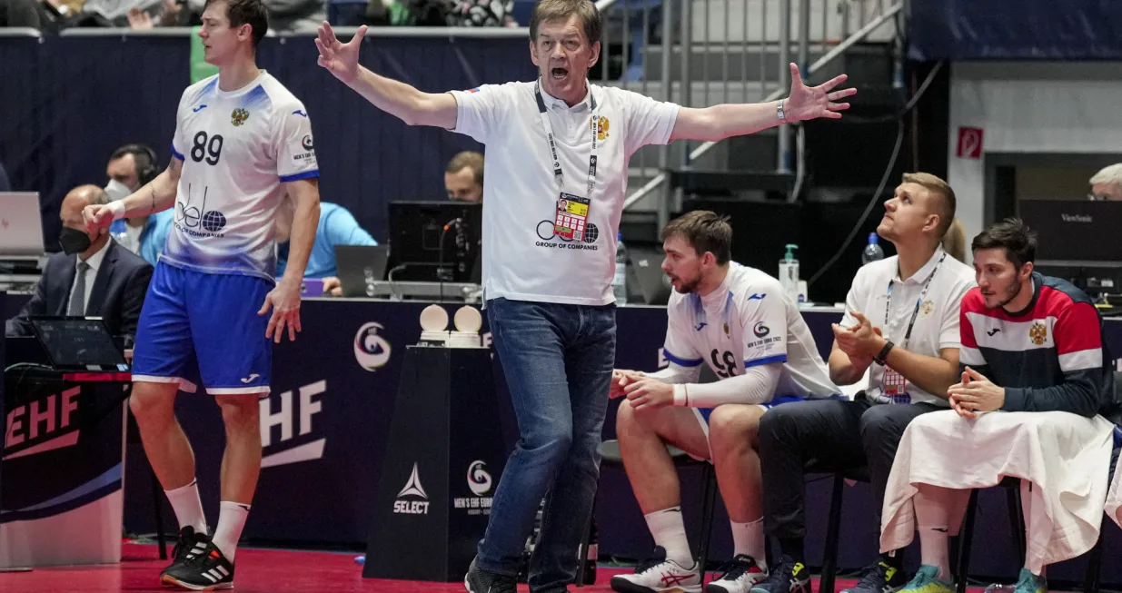 epa09708929 Russia's coach Velimir Petkovic reacts during the Men's European Handball Championship main round match between Germany and Russia in Bratislava, Slovakia, 25 January 2022. EPA/MARTIN DIVISEK