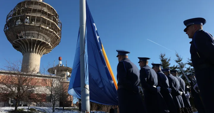 Sarajevo, BiH - 25. novembar 2024: Obilježavanje 25. novembra - Dana državnosti Bosne i Hercegovine, počelo je jutros podizanjem državne zastave na sarajevskom brdu Hum, uz intoniranje državne himne Bosne i Hercegovine. (Denis Zuberi - Anadolu Agency)/