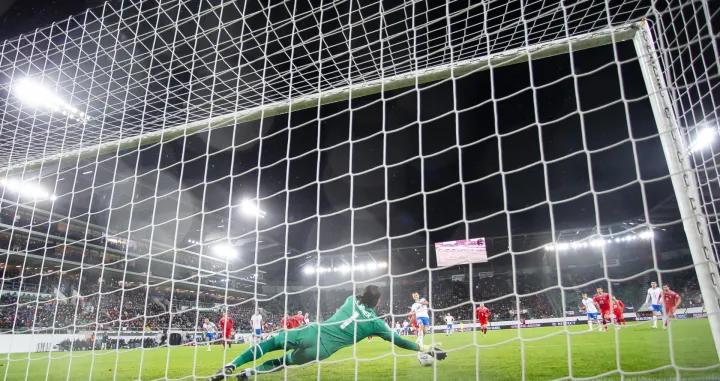 epa10210491 Switzerland's goalkeeper Yann Sommer (front) saves a penalty by Czech Republic's Tomas Soucek (back C) during the UEFA Nations League soccer match between Switzerland and the Czech Republic in St. Gallen, Switzerland, 27 September 2022. EPA/MICHAEL BUHOLZER