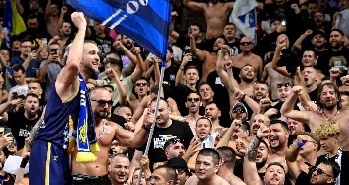 epa10159933 Miralem Halilovic of Bosnia and Herzegovina (L) celebrates with fans after winning the FIBA EuroBasket 2022 group B stage match between Bosnia and Herzegovina and Slovenia in Cologne, Germany, 04 September 2022. EPA/SASCHA STEINBACH