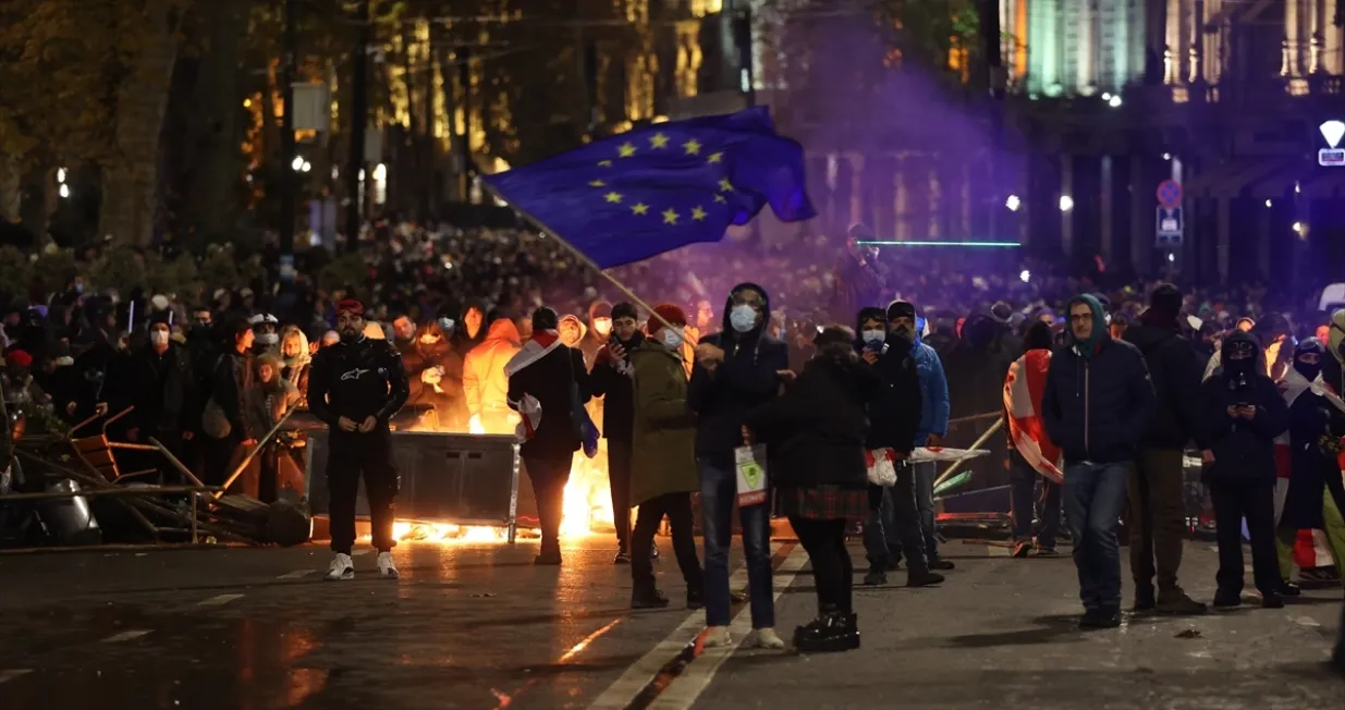 Hiljade gruzijskih demonstranata okupilo se ispred zgrade parlamenta u Tbilisiju u četvrtak naveče i kako bi se suprotstavilo odluci Vlade da odgodi pregovore o pristupanju Evropskoj uniji (EU) do 2028. godine/Anadolija