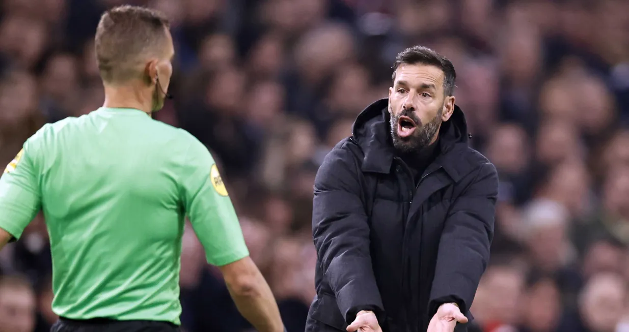 epa10290745 Eindhoven coach Ruud van Nistelrooij reacts during the Dutch Eredivisie match between AFC Ajax and PSV at the Johan Cruijff ArenA in Amsterdam, Netherlands, 06 November 2022. EPA/MAURICE VAN STEEN