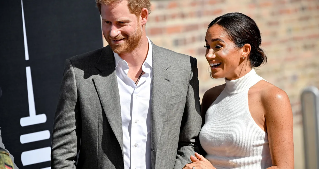 epa10163800 Britain's Prince Harry (L) and his wife Meghan (R), the Duke and Duchess of Sussex, arrive for their visit to represent the '6th Invictus Games 2023', in Duesseldorf, Germany, 06 September 2022. The Invictus Games 2023 will take place from 09 to 16 September 2023 in Duesseldorf and are intended for military personnel and veterans who have been psychologically or physically injured in service. EPA/SASCHA STEINBACH/Sascha Steinbach