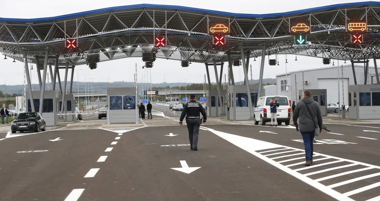 epa09497368 The new border crossing between Croatia and Bosnia and Herzegovina near Svilaj town, Croatia, 30 September 2021. European Commission President Ursula von der Leyen, Croatian Prime Minister Andrej Plenkovic and Chairman of the Council of Ministers of Bosnia and Herzegovina, Zoran Tegletija have opened a new bridge over Sava river between Croatia and Bosnia and Herzegovina. EPA/ANTONIO BAT/Antonio Bat