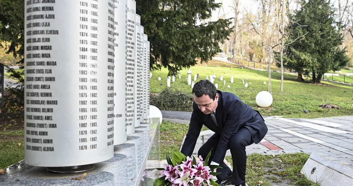 Premijer Kosova prilikom polaganja cvijeća na spomen obilježju/X/