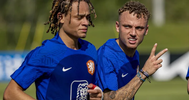 epa10320078 Netherlands' Noa Lang (R) and Xavi Simons during a training session of the Dutch team at the Qatar University training complex in Doha, Qatar, 22 November 2022. The Netherlands will play their second group A match at the FIFA World Cup on 25 November against Ecuador. EPA/MARTIN DIVISEK