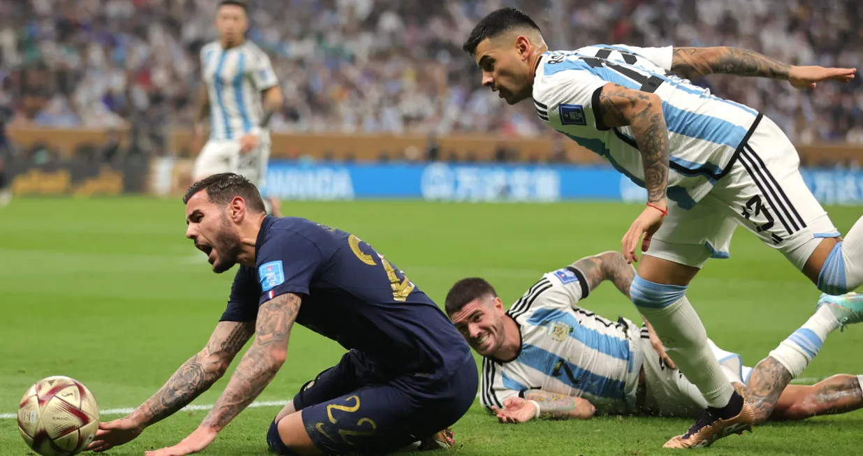 epa10372355 Theo Hernandez (L) of France in action against Cristian Romero (R) of Argentina during the FIFA World Cup 2022 Final between Argentina and France at Lusail stadium, Lusail, Qatar, 18 December 2022. EPA/Friedemann Vogel