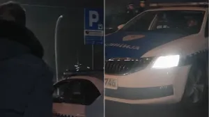 Stanivuković nadgleda odlazak policije sa parkinga/Screenshot/Almir Sarenkapa