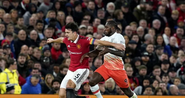 epa10275738 Manchester United's Harry Maguire (L) in action against West Ham's Michail Antonio (R) during the English Premier League soccer match between Manchester United and West Ham United in Manchester, Britain, 30 October 2022. EPA/ANDREW YATES EDITORIAL USE ONLY. No use with unauthorized audio, video, data, fixture lists, club/player publications