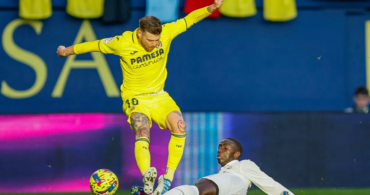 epa10394435 Villarreal's defender Alberto Moreno (L) vies for the ball with Real Madrid's defender Ferland Mendy (R) during the Spanish LaLiga soccer match between Villarreal CF and Real Madrid at Estadio de La Ceramica in Vila-real, eastern Spain, 07 January 2022. EPA/BIEL ALINO