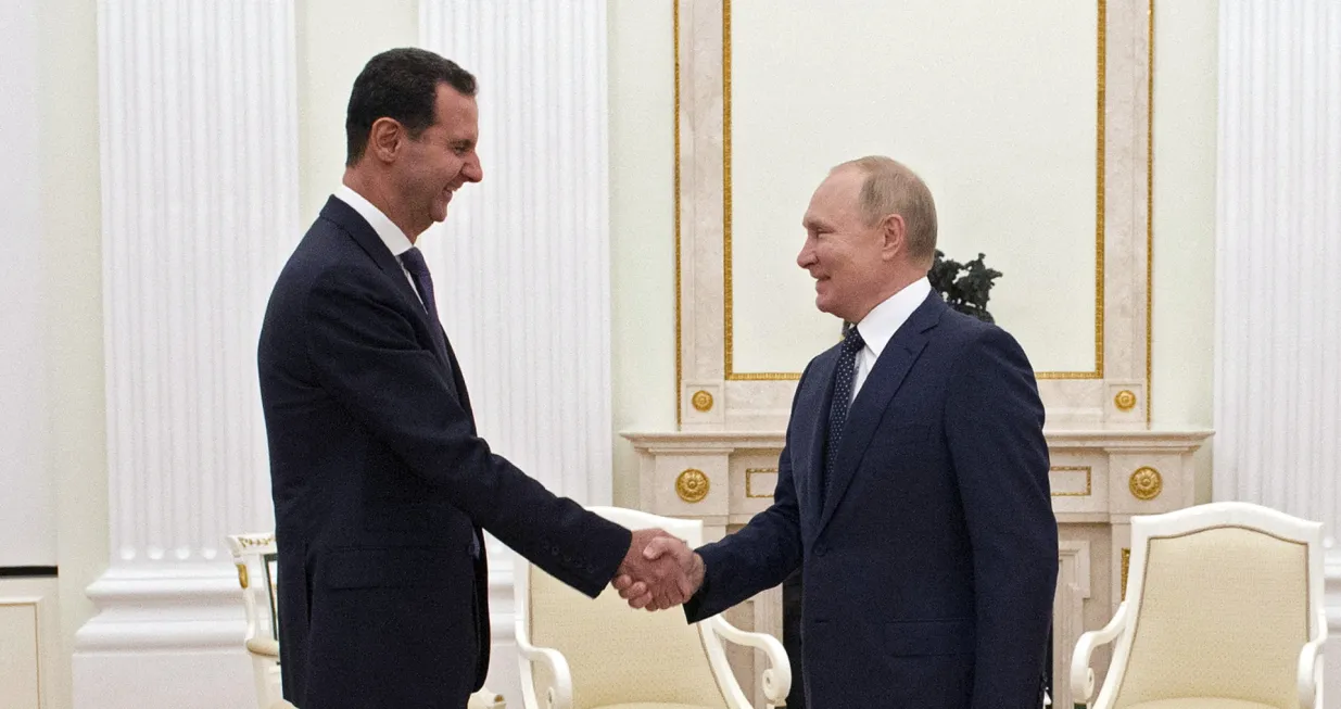 epa09466987 Russian President Vladimir Putin (R) shakes hands with Syrian President Bashar al-Assad (L) during their meeting in Moscow, Russia, 13 September 2021 (issued 14 September 2021). EPA/MIKHAEL KLIMENTYEV/SPUTNIK/KREMLIN/POOL/Mikhael Klimentyev/sputnik/kremlin/Pool