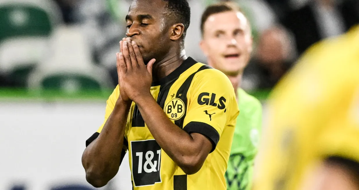 epa10294297 Dortmund's Youssoufa Moukoko reacts during the German Bundesliga soccer match between VfL Wolfsburg and Borussia Dortmund in Wolfsburg, Germany, 08 November 2022. EPA/FILIP SINGER (ATTENTION: The DFL regulations prohibit any use of photographs as image sequences and/or quasi-video.)