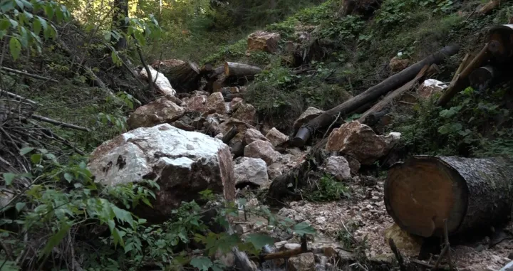 Bistrički potok zatrpan kamenjem/