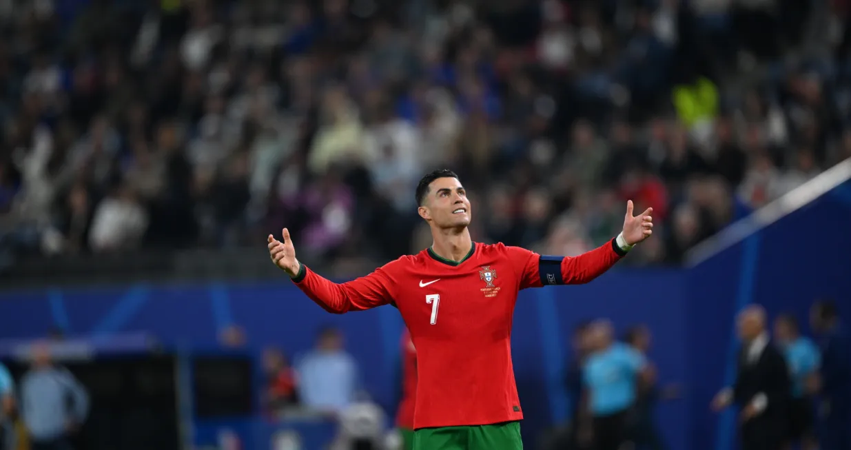 Hamburg, Njemačka - 5. jul 2024: Portugalac Cristiano Ronaldo reaguje tokom četvrtfinalnog susreta EURO 2024 izmešu Portugala i Francuske, na stadionu Volksparkstadion u Hamburgu. (Hesham Elsherif - Anadolu Agency)