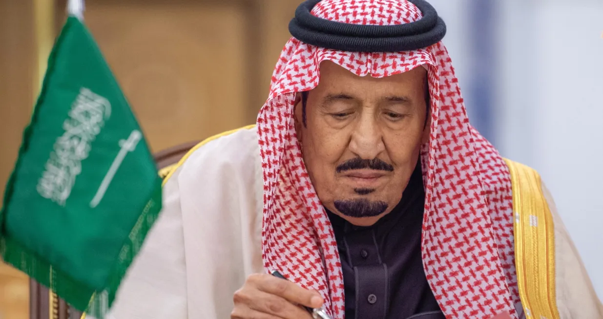 epa10355142 A handout photo made available by the Saudi Royal Court shows Saudi King Salman bin Abdulaziz Al Saud signing documents with Chinese President Xi (not pictured) during his visit in Riyadh, Saudi Arabia, 08 December 2022. Chinese President Xi Jinping is on a three day working visit to Saudi Arabia, in the framework of strengthening the ties between the two countires, as well as a summit with the members of the Gulf Cooperation Council and a wider China-Arab summit. EPA/BANDAR ALJALOUD/HANDOUT HANDOUT EDITORIAL USE ONLY/NO SALES/Bandar Aljaloud/Handout