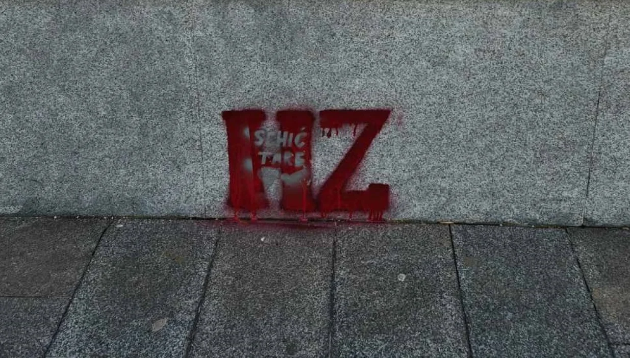 Namjerno šara grafite navijača ne bi li Tariku napravio problem/ Fotografiju ustupio Tarik Šehić/