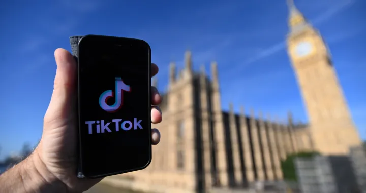 epa10105270 Social media giant Tik Tok's logo outside the UK parliament in London, Britain 04 August 2022. The British Parliament has announced it has closed its TikTok account over concerns of the firm's links to China and the risk of data being passed to the Chinese government. EPA/ANDY RAIN/Andy Rain